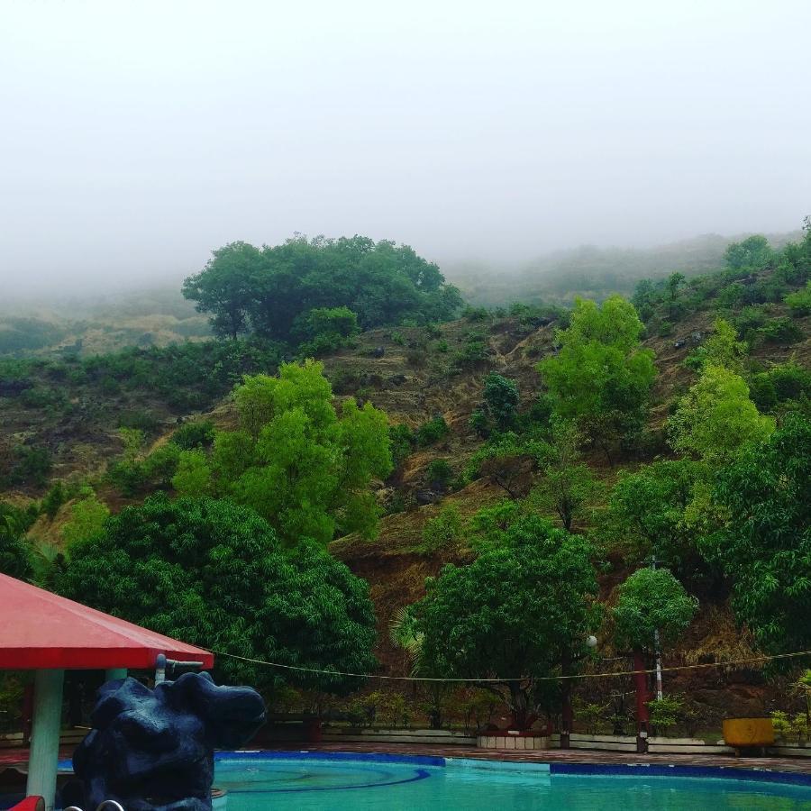 Golden Resort And Farm นาชิก ภายนอก รูปภาพ